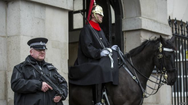 Вооруженные полицейские на Даунинг-стрит