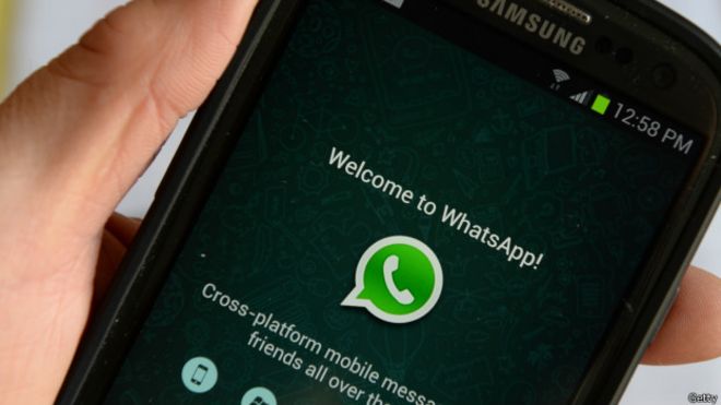 Celular con logo de WhatsApp