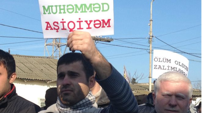 Участники протеста держали плакаты с лозунгами в защиту пророка Мухаммеда