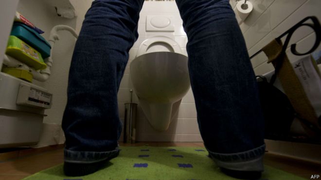 Homem urinando