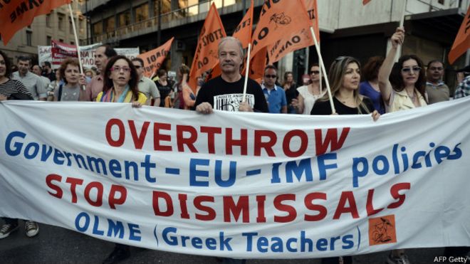 Professores da rede pública protestam contra cortes de empregos em Atenas em junho de 2014 | Foto: AFP
