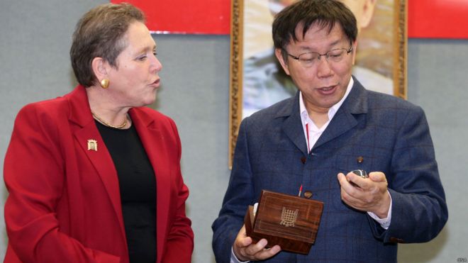 台北市長就稱英國禮物破銅爛鐵致歉