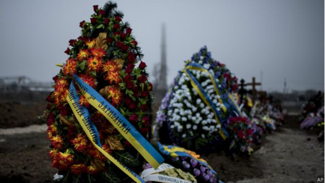 Венки на кладбище в Мариуполе