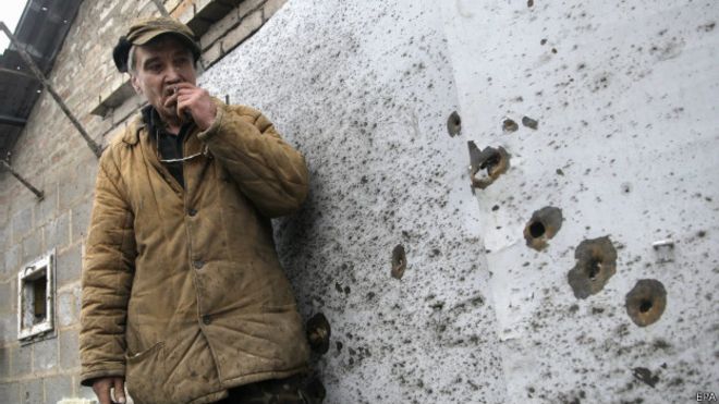 Украинец у обстрелянного дома