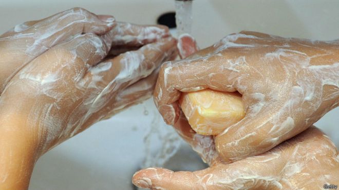 Lavarse las manos sólo con agua no es suficiente, hay que utilizar jabón, dicen los expertos.