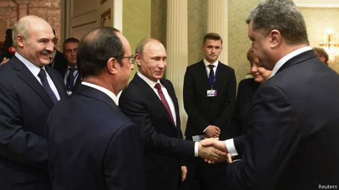 Владимир Путин (слева) и Петр Порошенко обменялись рукопожатиями в Минске