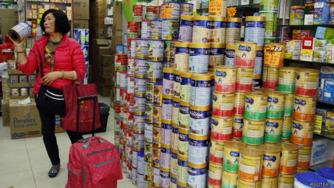 在香港选购奶粉的大陆游客