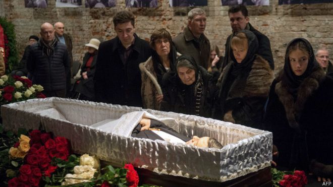 Друзья и родственники у гроба Немцова