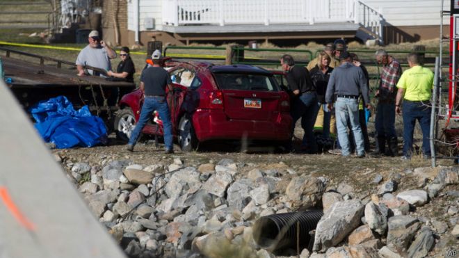 Carro é retirado de rio em Utah (Foto: AP)