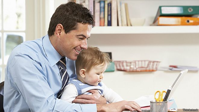 Hombre con su hijo y su laptop