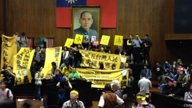 台灣太陽花運動週年 示威者重返立院