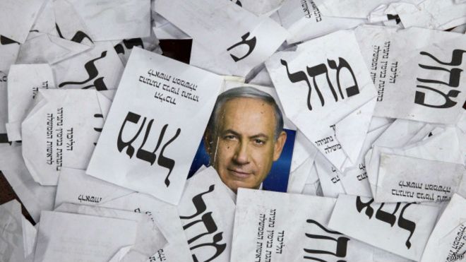 Избирательные бюллетени и фотография Нетаньяху