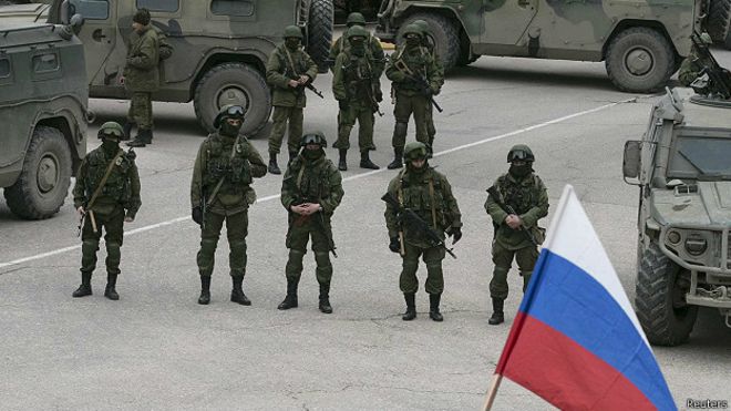 Российские солдаты без опознавательных знаков в Балаклаве