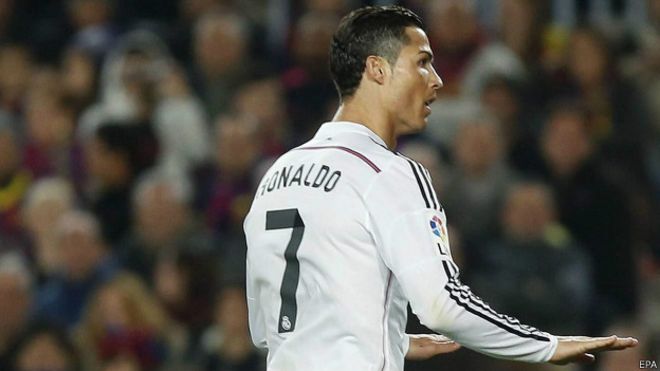 Cristiano Ronaldo pide calma luego de marcar ante el Barcelona