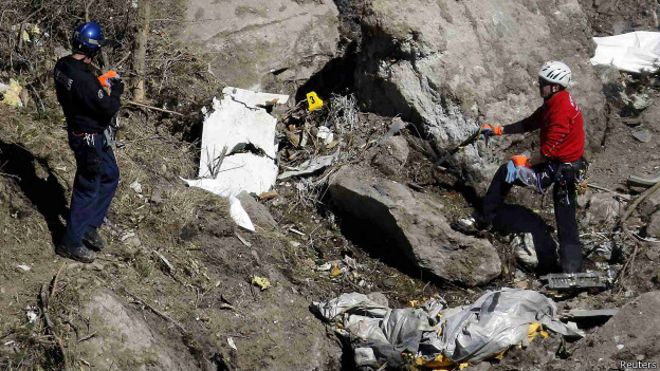 equpos de rescate en zona del accidente de Germanwings