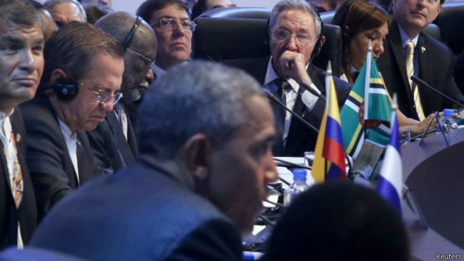 Barack Obama (em primeiro plano) e Raúl Castro (ao fundo) na Cúpula das Américas (Reuters)