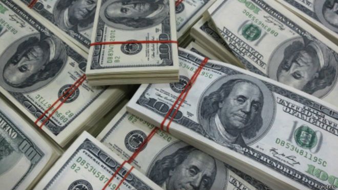 Vətəndaş və bank: Dollar borcunun ziyanını kim çəkəcək?