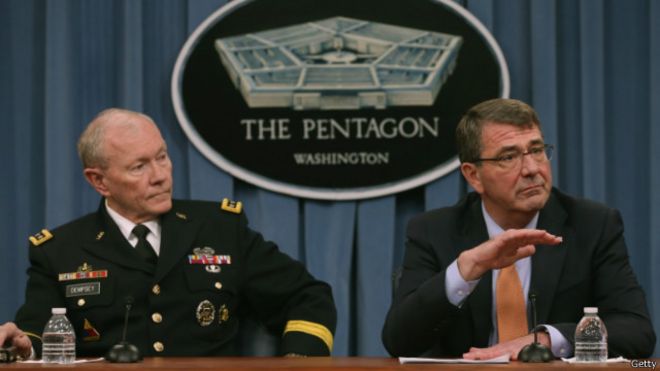 美國參謀長聯席會議主席鄧普西與美國國防部長卡特，資料照片（1604/2015）