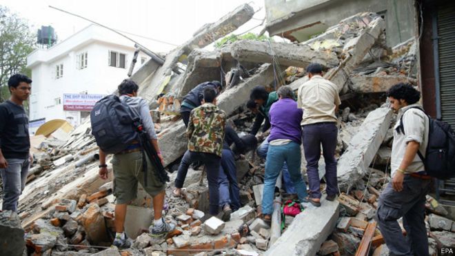 尼泊爾7.9級地震大量建築被毀近千人喪生
