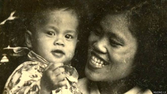 Huong Ly junto a su madre 