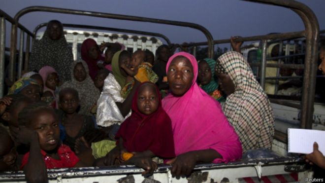Женщины и дети, бывшие в плену у боевиков "Боко Харам", после освобождения нигерийскими военными