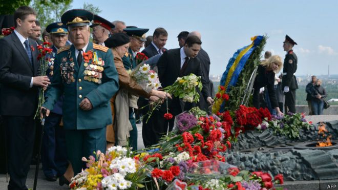 Киевляне встретили День Победы красными маками