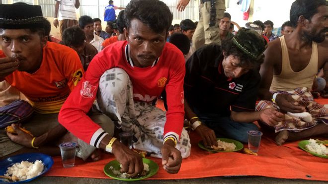 இந்தோனேஷிய கடலில் மீட்கப்பட்ட ரோஹிஞ்சா முஸ்லீம்கள்