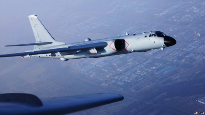 中国空军轰炸机飞过宫古海峡