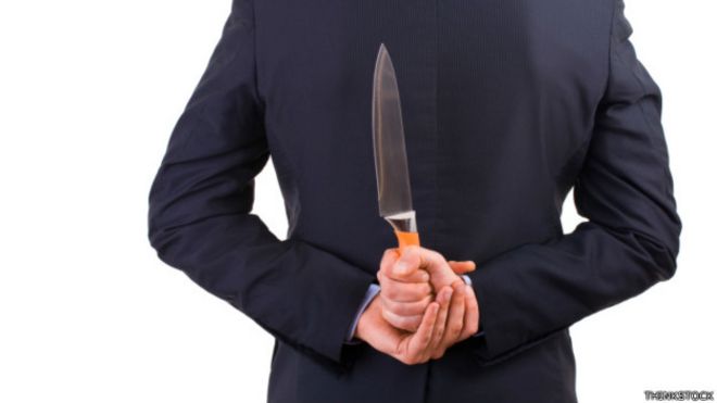 Un ejecutivo con un cuchillo en la espalda