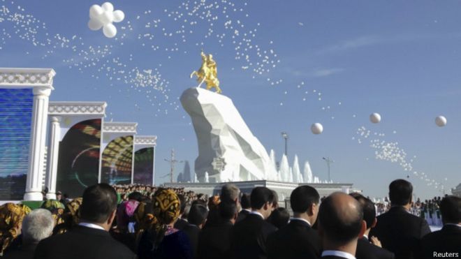 Статуя президента Туркмении
