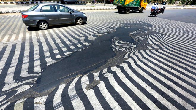 Asfalto derretido en una calle en Delhi