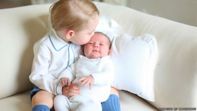 Príncipe George junto a su hermana, la princesa Charlotte