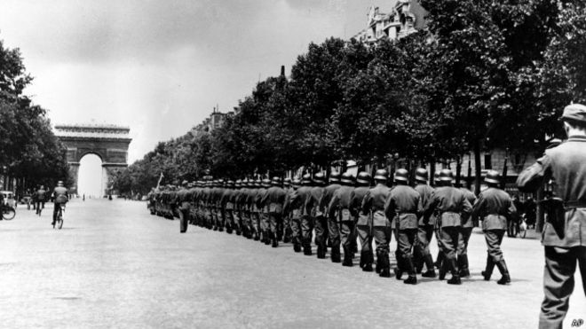 Tropas alemanas marchando en Paris.