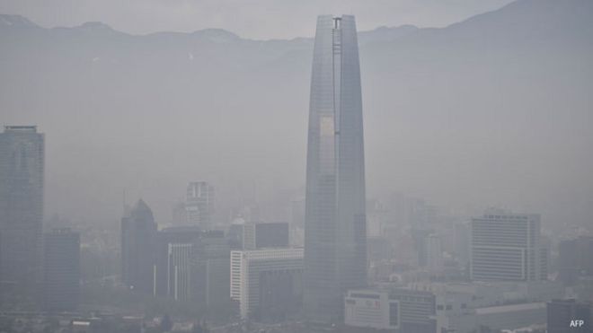 Santiago cubierto por el smog