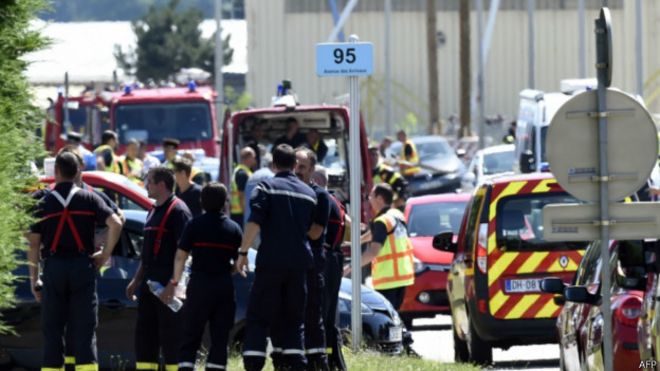 சம்பவ இடத்தில் பாதுகாப்புப்படையினர் குவிந்துள்ளனர்