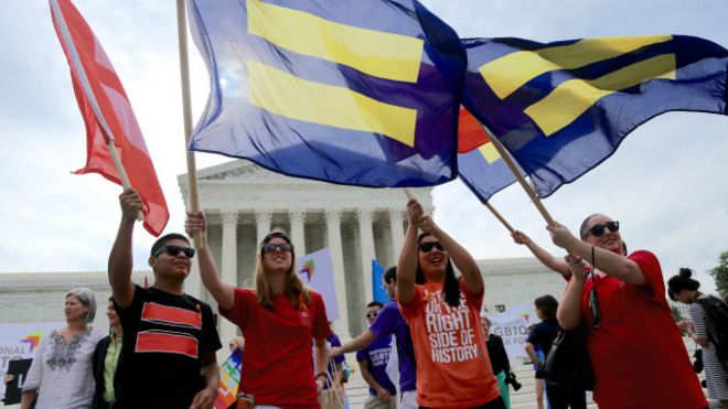 支持同性婚姻人士在華盛頓的最高法院外開始慶祝