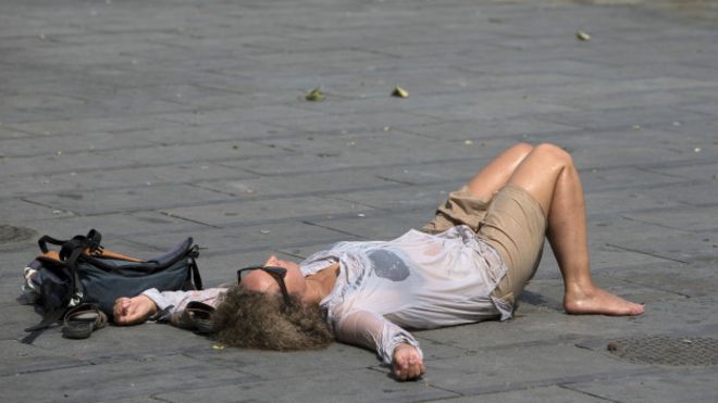 Mujer descansando por el calor