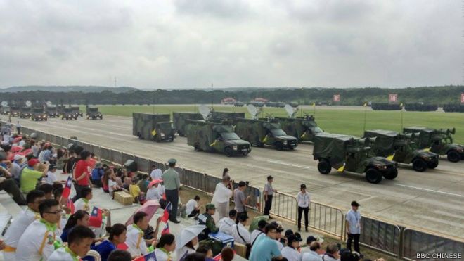参加国防战力展示的部队入场（BBC中文网记者威克摄）。