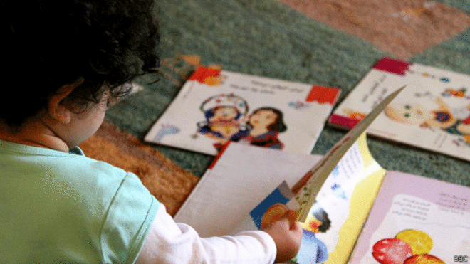 Niño con libros