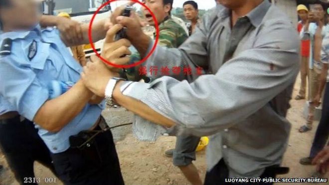 河南洛阳警方展示金谷冲突现场的抢枪情景（洛阳市公安局视频截屏18/7/2015）