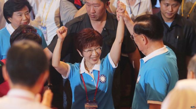 洪秀柱(中)进入台北国父纪念馆时与连战(右)握手(台湾中央社图片19/7/2015)