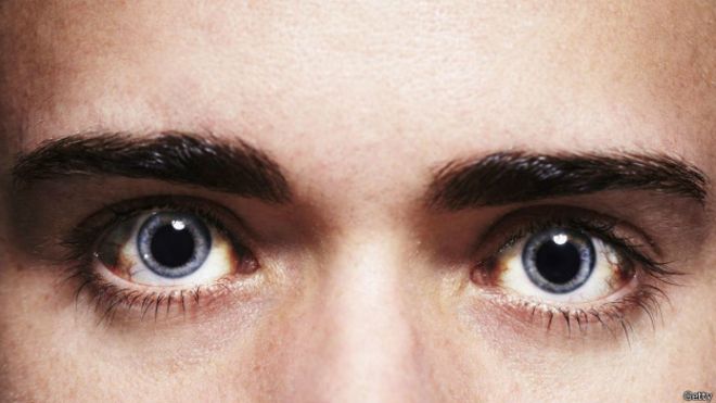 Unos ojos que miran fijamente