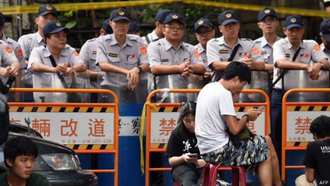 台灣反課綱學生在台北教育部外靜坐抗議（31/7/2015）