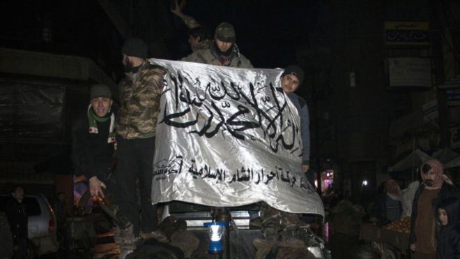 مقاتلو المعارضة على بعد ميل من قوات الأسد التي "تخنق" حلب