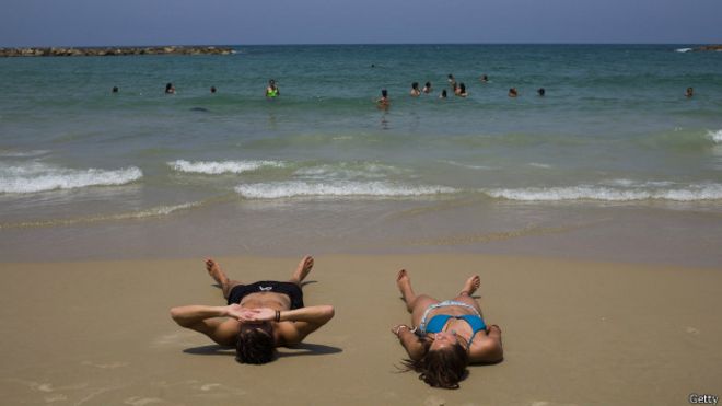 Exponerse al sol en la playa