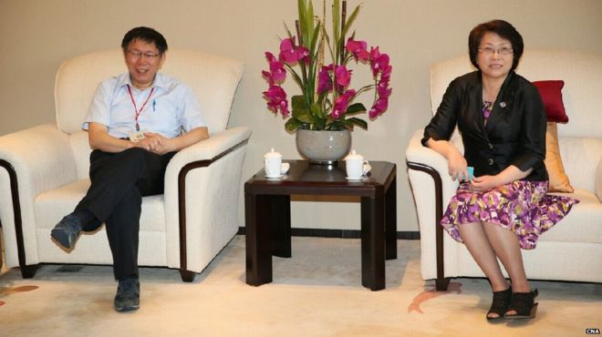 柯文哲（左）與上海副市長翁鐵慧在虹橋機場會面（台灣中央社圖片17/8/2015）