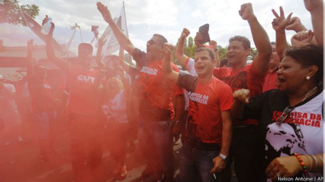 Manifestantes pró-Dilma em frente ao Instituto Lula ( Foto: Nelson Antoine/AP)