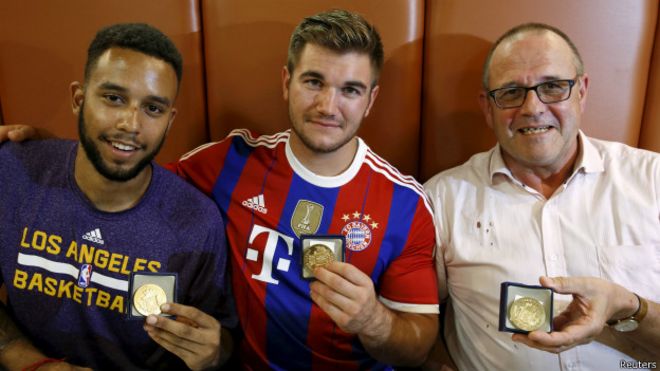 Олланд и Обама благодарят предотвративших трагедию в поезде