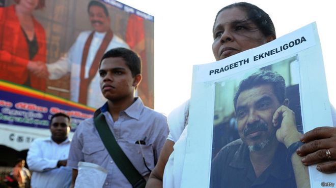 பிரகீத் எக்னிலிகொடவின் மனைவியும் மகனும்