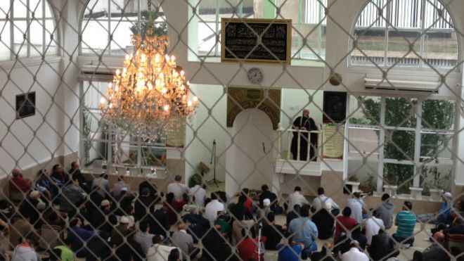 Oração na Mesquita do Pari Foto: Camilla Costa | BBC Brasil